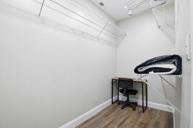 Building Photo - 810 Carson St