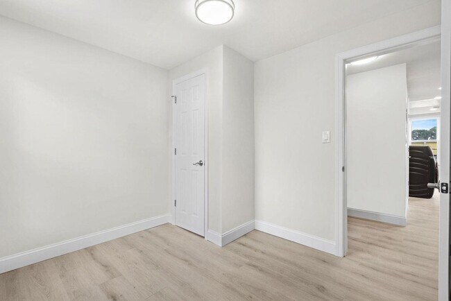 Building Photo - 173 Van Horne St