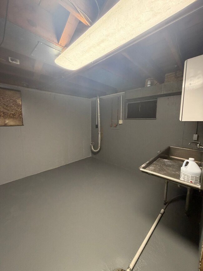 Building Photo - 1315 Mendell Dr