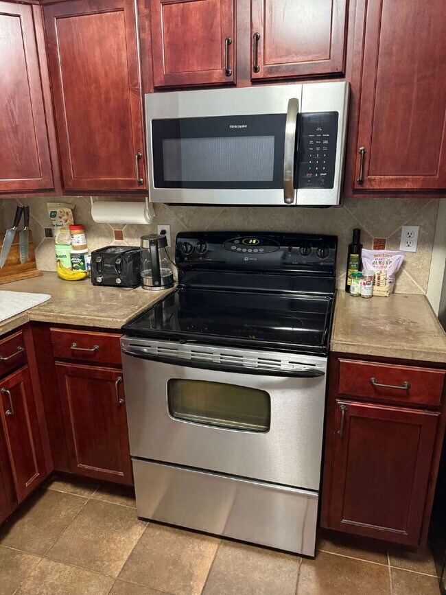 Building Photo - July Availability! Wonderful 1 Bed Condo i...