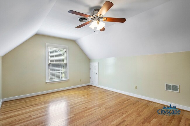 Building Photo - WONDERFUL WOODLAKE HOME WITH 1ST FLOOR BED...