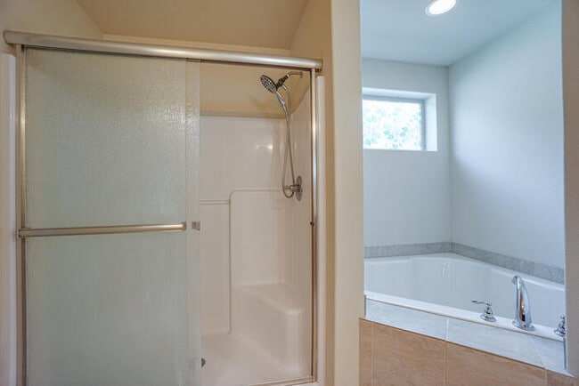 Building Photo - THREE BEDROOM HOUSE