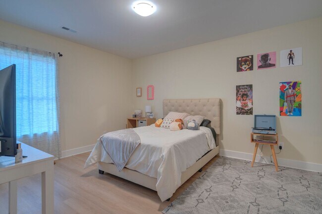 Building Photo - Spacious 4-Bedroom, 3-Story Townhome for Students