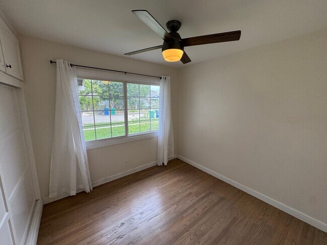 Building Photo - Beautiful 3 bedroom 2 bath Pool Home...  this one is a SHOW STOPPER