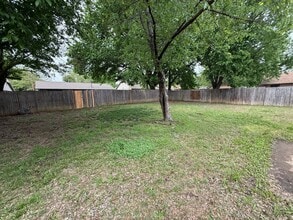 Building Photo - Three Bedroom, 2 Bath large Yard