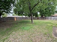 Building Photo - Three Bedroom, 2 Bath large Yard