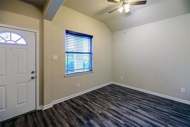 Building Photo - 296 Country Crossing Cir