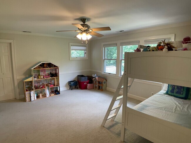 Building Photo - Executive Home in The Heart of Chapel Hill!