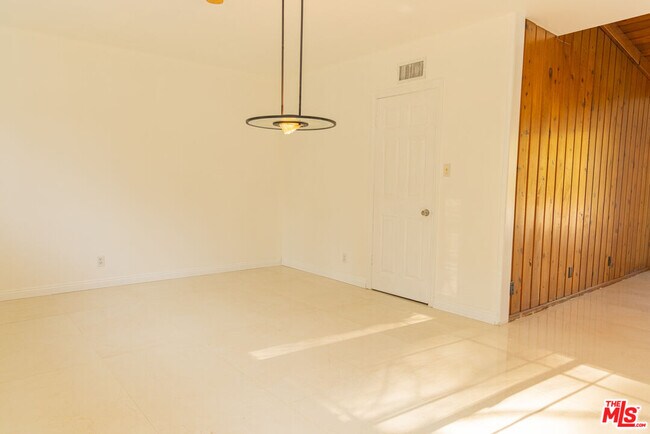 Building Photo - 5604 Valley Circle Blvd