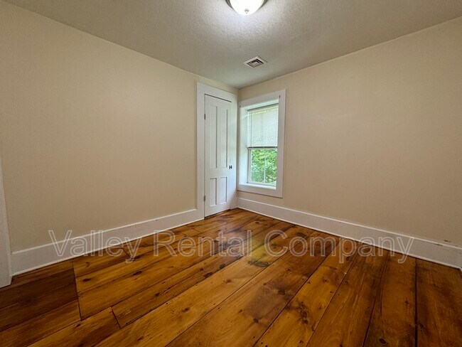 Building Photo - 28 School St