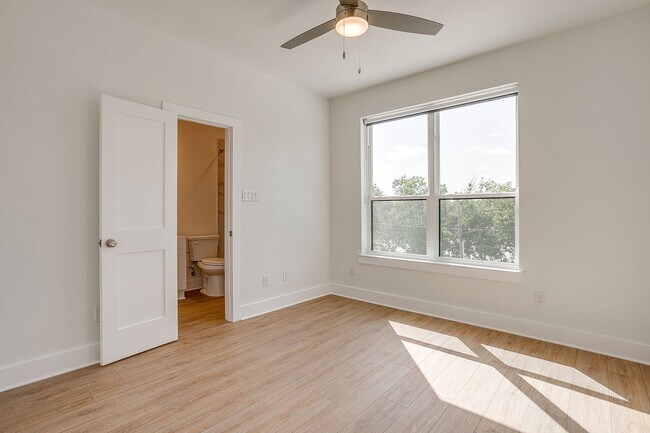 Building Photo - 2333 Benbrook Blvd