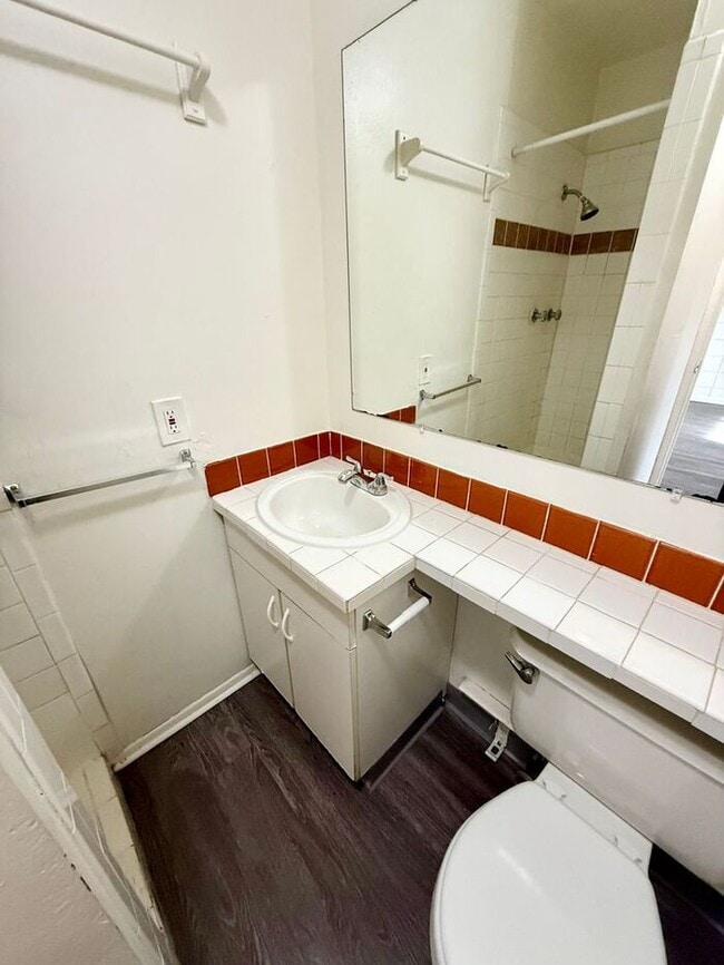 Building Photo - Hot Deal! 1-Bedroom Apartment Across from City Park – First Month Free or $100 Off