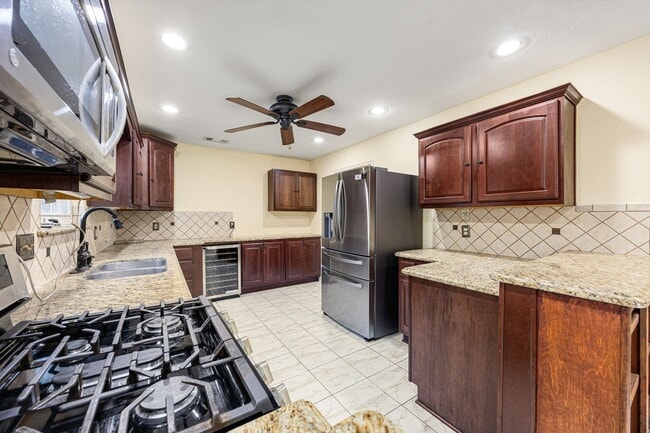 Building Photo - 18311 Oak Hampton Dr