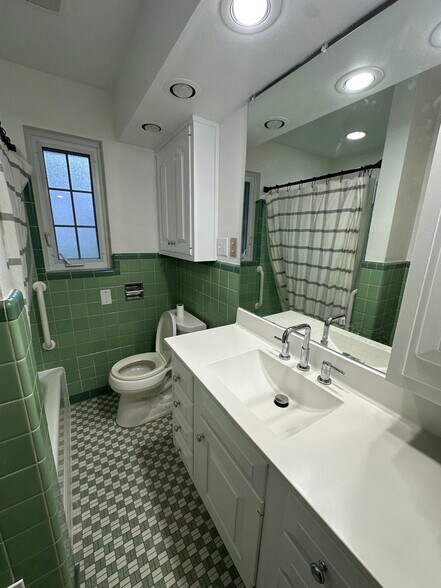 Building Photo - 547 Greenhurst Dr