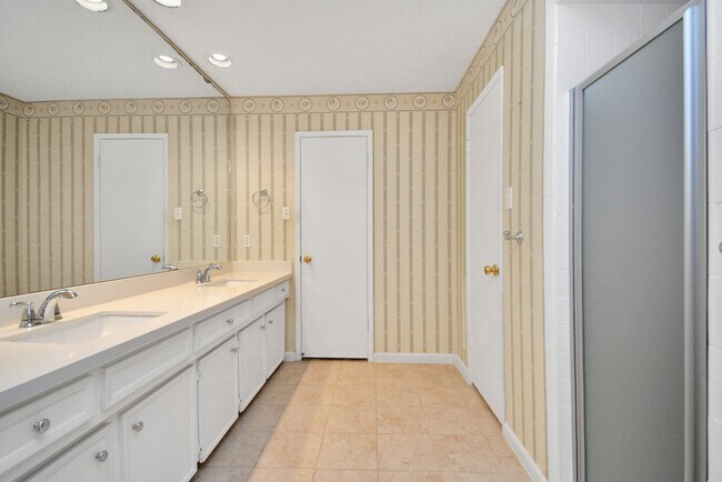 Building Photo - 2818 Colonial Dr