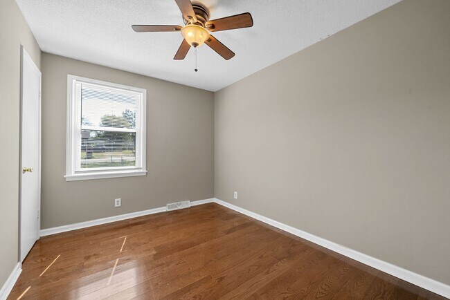 Building Photo - 3 Bedroom 2 Bath Dog Friendly Home For Rent Near Providence Blvd.