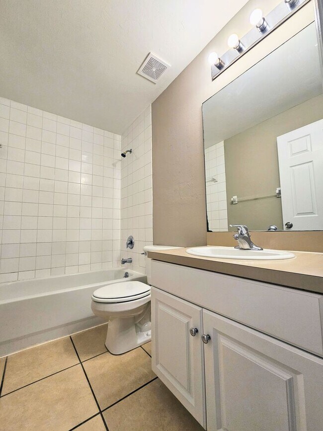 Building Photo - 3 BR / 2 BA Duplex Conveniently Located in Lehigh Acres