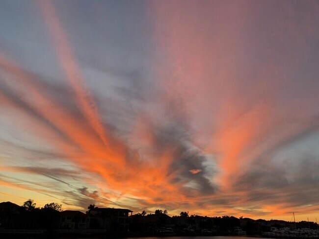 Building Photo - Beautifully Remodeled 2/2 Waterfront Unit in Gated Community!