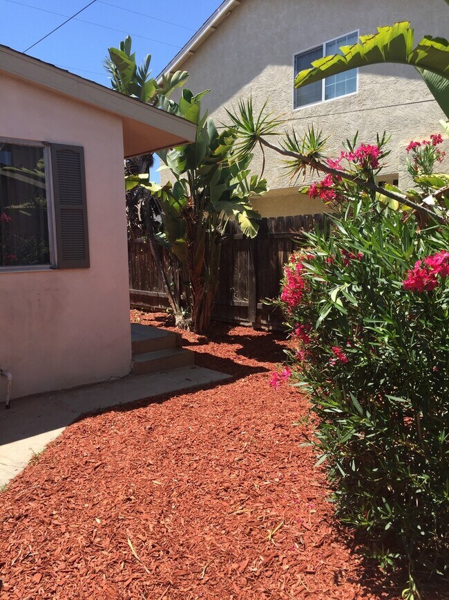 Building Photo - Private Cottage unit behind house with fen...