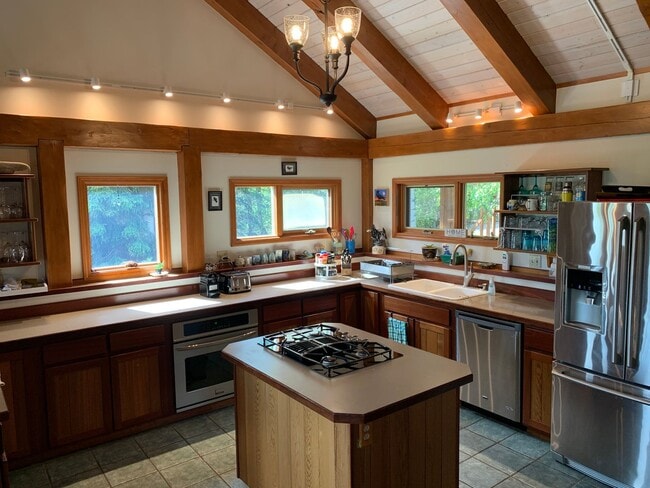 Building Photo - FURNISHED SEASONAL RENTAL