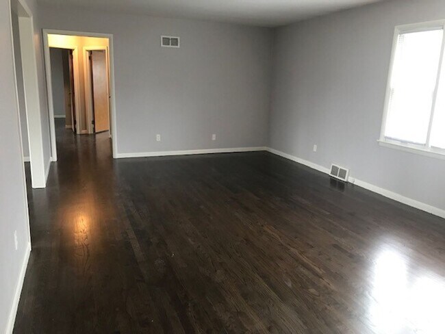 Building Photo - Ward Parkway Duplex Home with 2 Car Garage