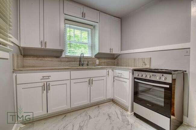 Building Photo - NEWLY REMODELED! Bungalow in the heart of KW!