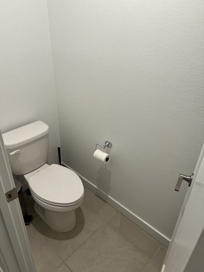 Building Photo - A Fabulous 2 Bedroom, 2 Bathroom townhome ...