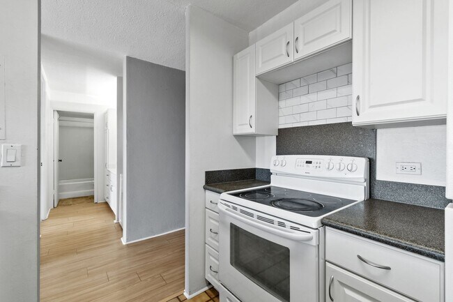 Building Photo - Beautiful 1 Bedroom Condo