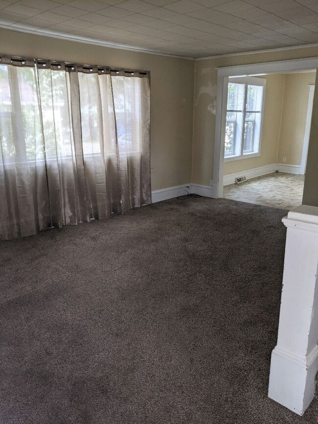 Building Photo - New Listing! 3+ bedroom/2bath Close to Everything!!