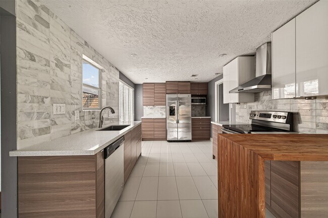 Building Photo - 2130 Round Lake Dr