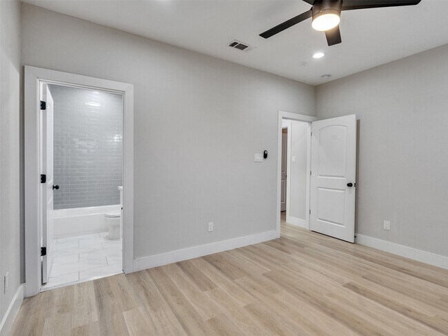 Building Photo - 819 E 40th St