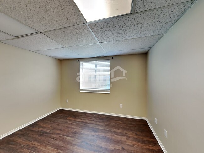 Building Photo - 5870 S Clear Vista Dr