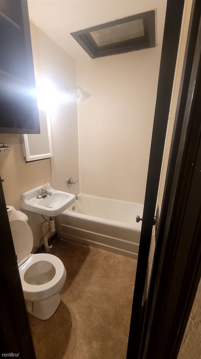 Building Photo - 2 br, 1 bath Townhome - 401 North Dewey St...