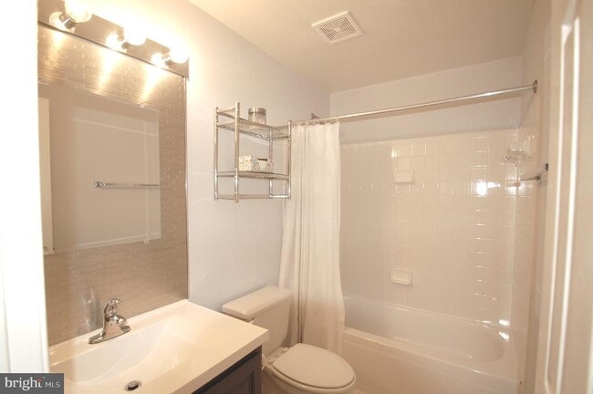 Building Photo - 539 Tschiffely Square Rd