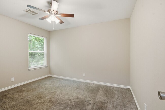Building Photo - 4 Bedroom 2 Bath + Updated