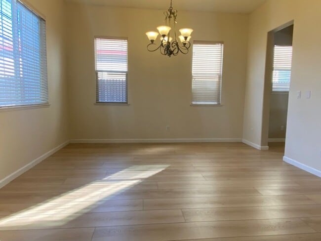 Building Photo - Available 12/1/25 Immaculate home in West ...