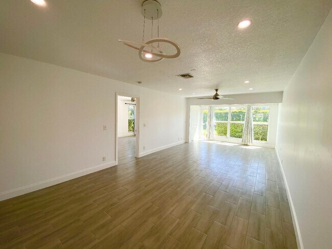 Building Photo - 2450 Black Olive Blvd