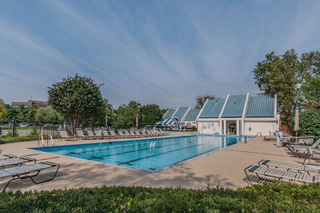 Building Photo - Awesome 2BE/2BA condo in Green Hills!