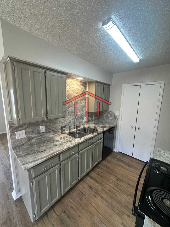 Building Photo - "Charming 2-Bed Townhouse Retreat in North...