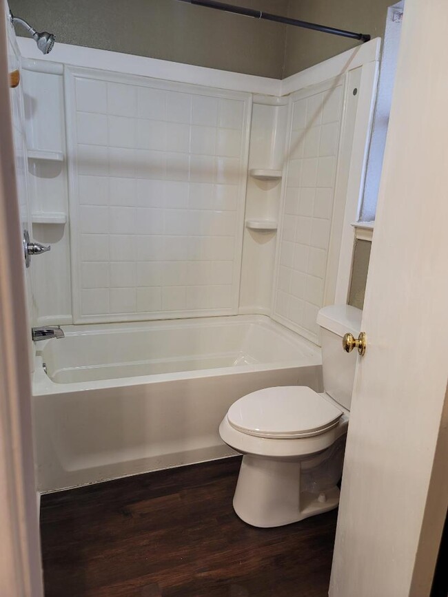 Master Bath - 706 McAnear St