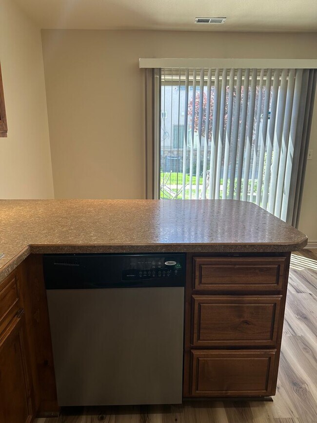 Building Photo - Modern 3 Bed, 2.5 Bath Townhouse - Excelle...