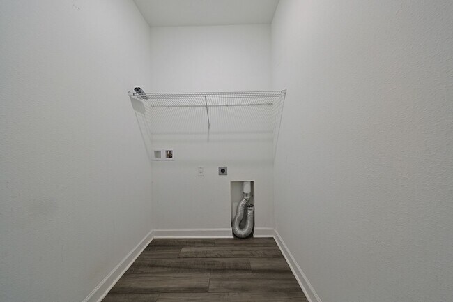 Building Photo - Beautiful Home 3/2/2 Home