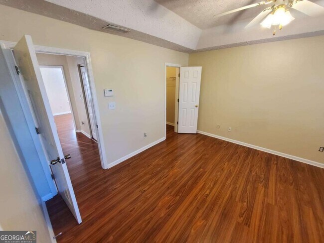 Building Photo - 5450 Twin Lakes Dr