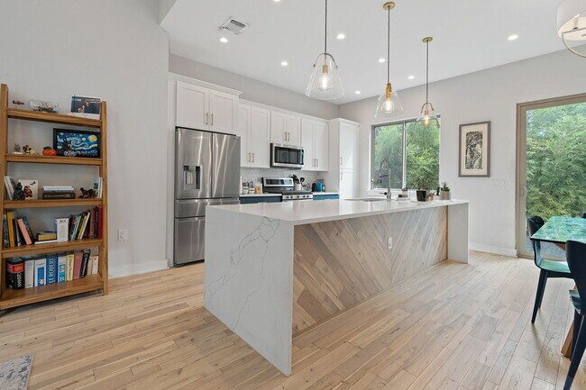 Building Photo - 2711 Willow St