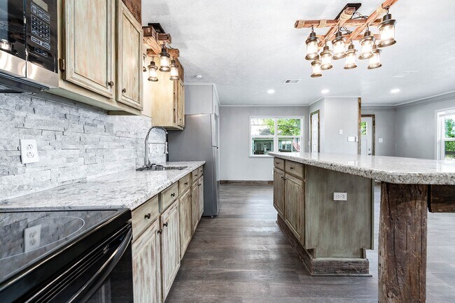 Building Photo - 319 Palm Dr