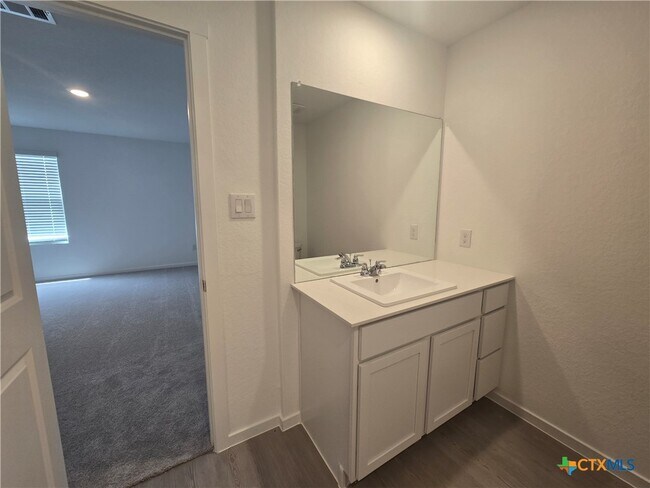 Building Photo - 5600 Geronimo St