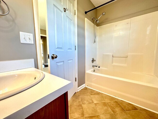 Building Photo - Cozy Single-Family Home with a Fenced Backyard