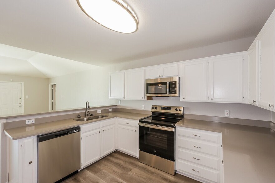 Building Photo - 6601 Basswood Dr