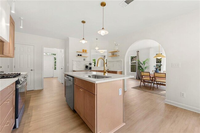 Building Photo - 1414 Justin Dr