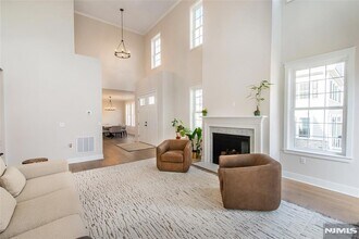 Building Photo - 37 Hillandale Dr